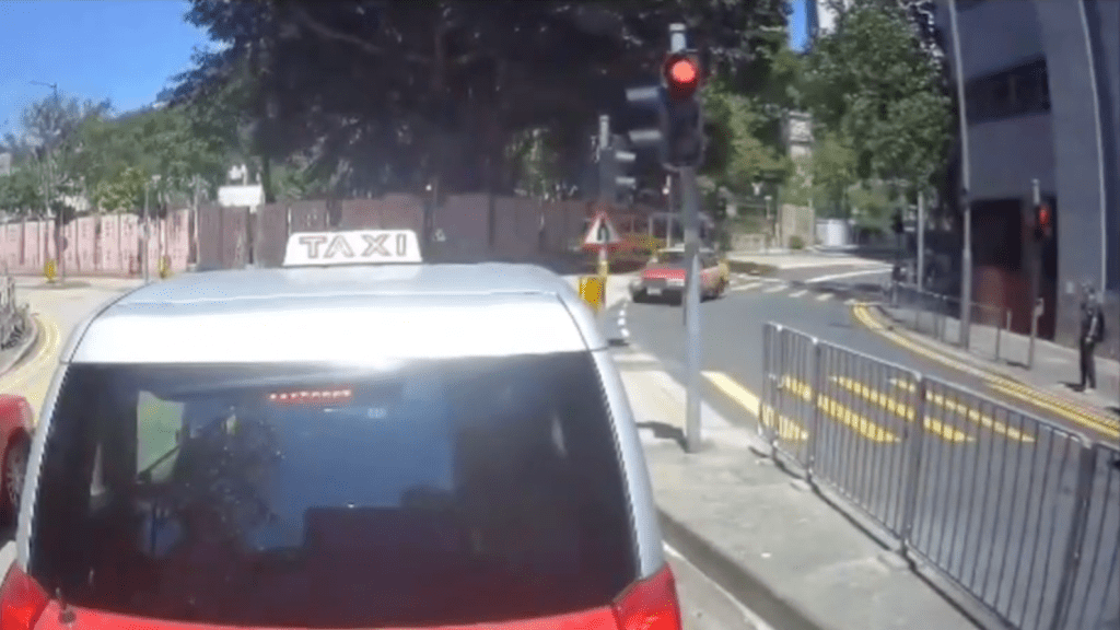 的士落斜直剷行人路撞途人 目擊者：「呢架車真係離曬譜！」｜車Cam直擊。Facebook群組  車cam L（香港群組）影片截圖