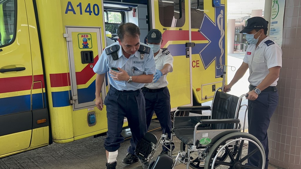 警員腳部受傷由救護車送院。蔡楚輝攝