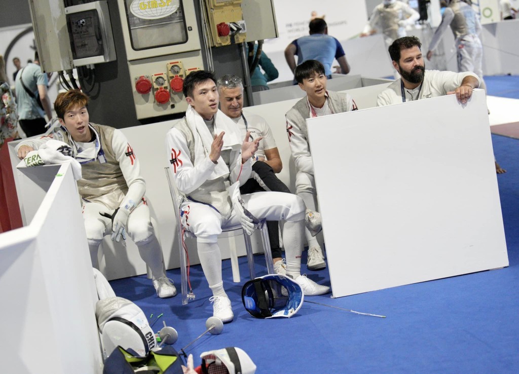 張家朗及蔡俊彥在團體賽中為隊友打氣。(FIE圖片)