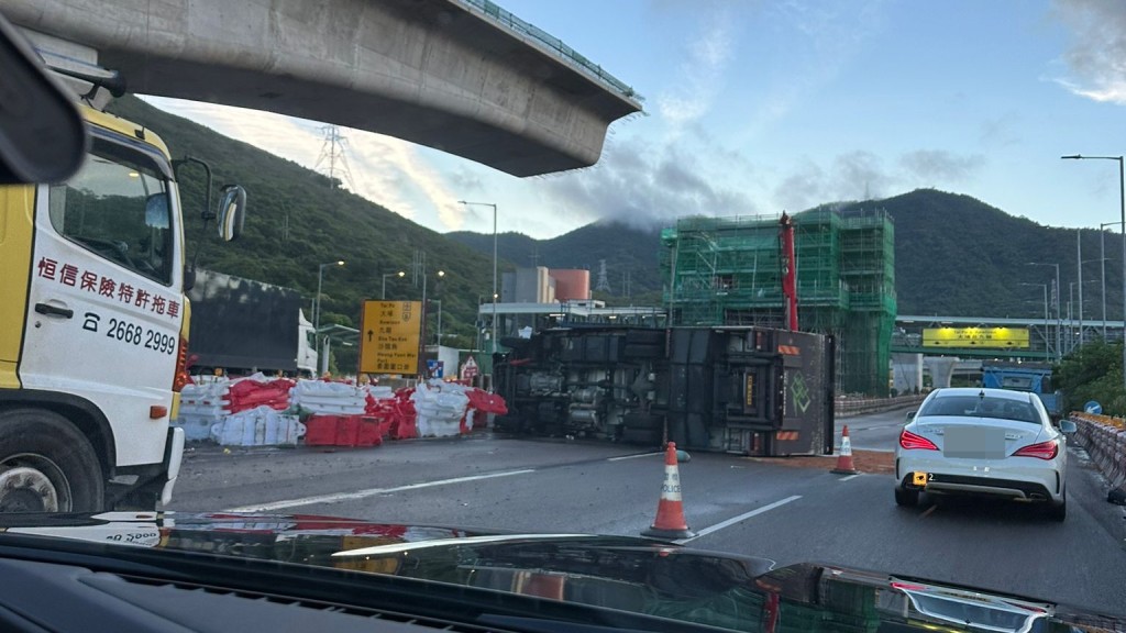 粉嶺公路貨車失控翻側。網上圖片