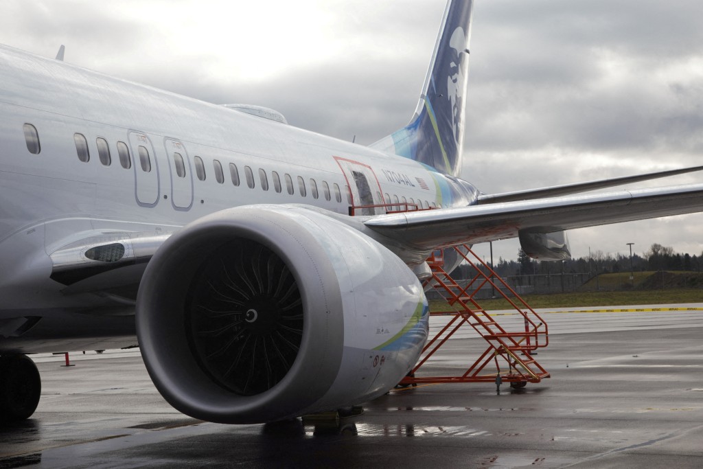 今年1月美國阿拉斯加航空波音737 MAX客機因窗戶飛脫，須緊急降落。 路透社