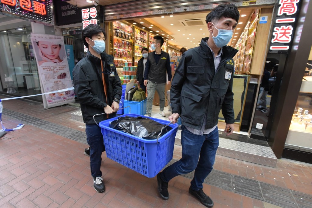 警方及海關帶走貨物調查。