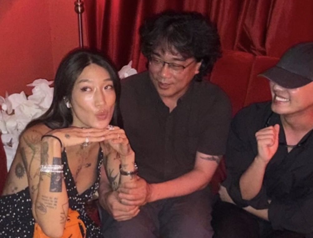 劉亞仁於去年9月與奉俊昊出席派對。 劉亞仁於去年9月與奉俊昊出席派對。
