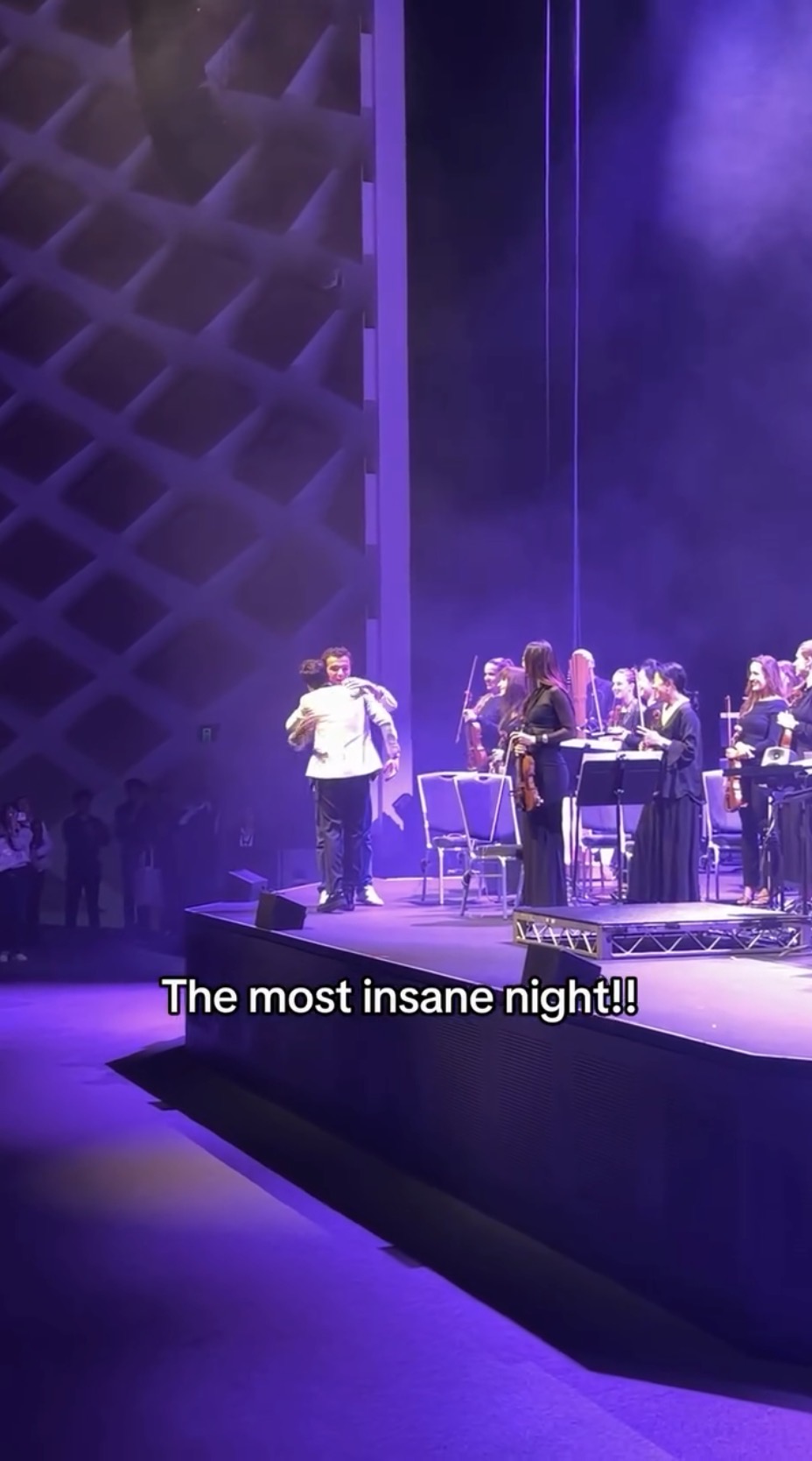 演奏结束后,纳萨与赫维茨拥抱。 IG / Maddie Corwin 演奏结束后,纳萨与赫维茨拥抱。 IG / Maddie Corwin