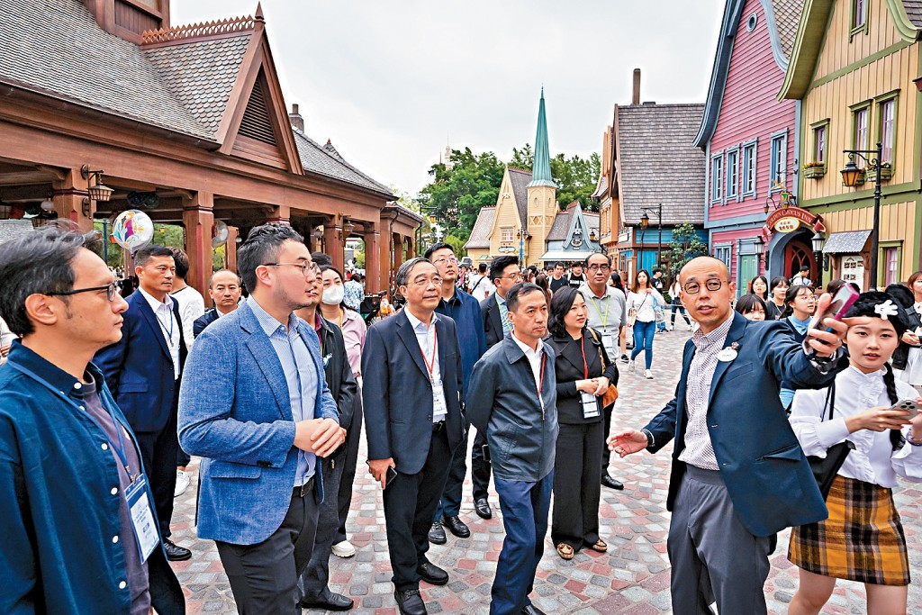 協作體代表前日到訪香港迪士尼樂園,了解景點最新發展。