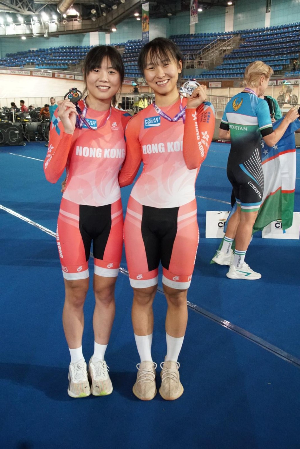 李思穎(右)拍梁穎儀的女子麥迪遜賽得銅牌. 相片: 中國香港單車總會