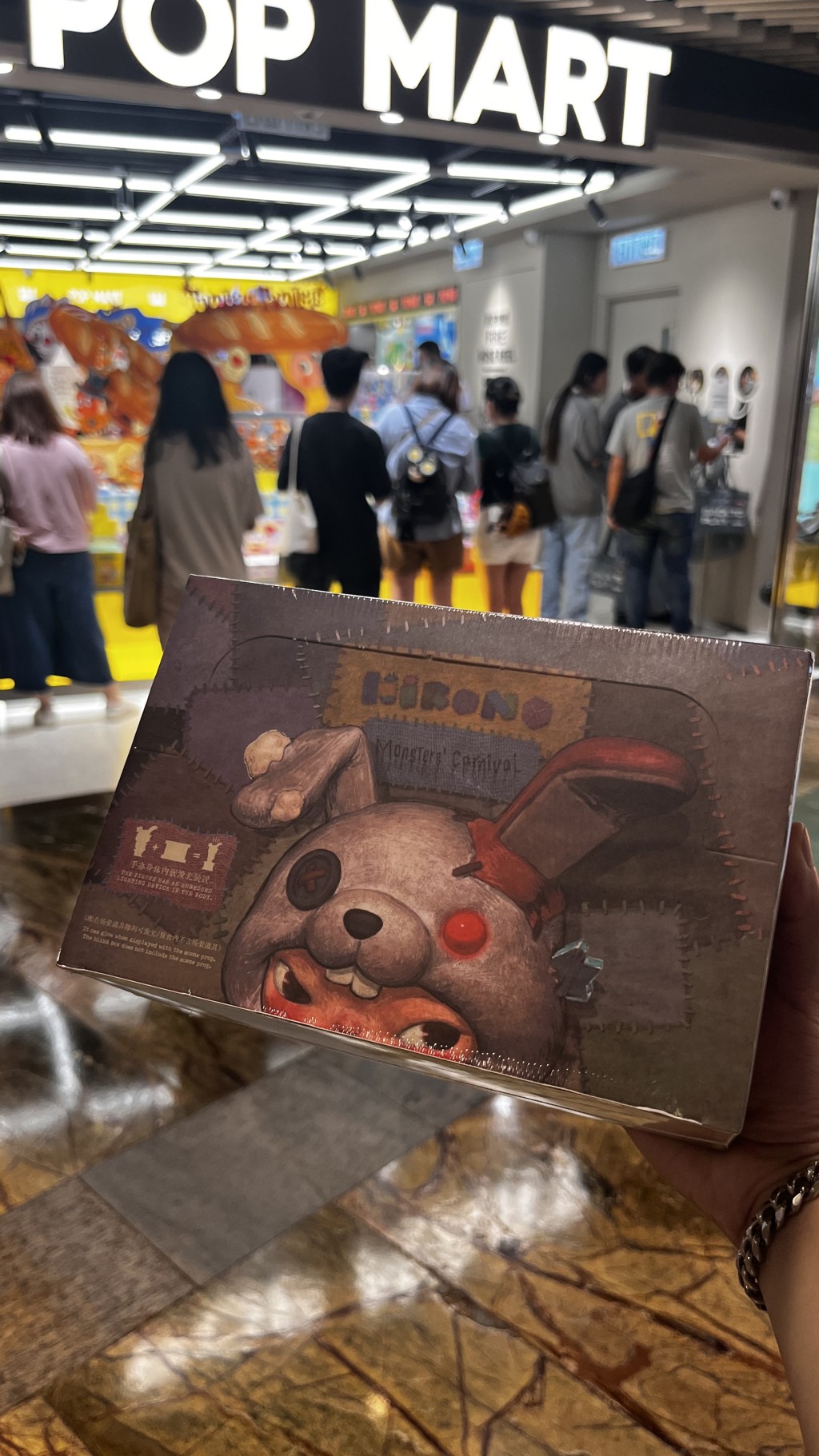 有粉絲「端盒」購買一整箱的存貨,以求搏得心頭好。 有粉絲「端盒」購買一整箱的存貨,以求搏得心頭好。