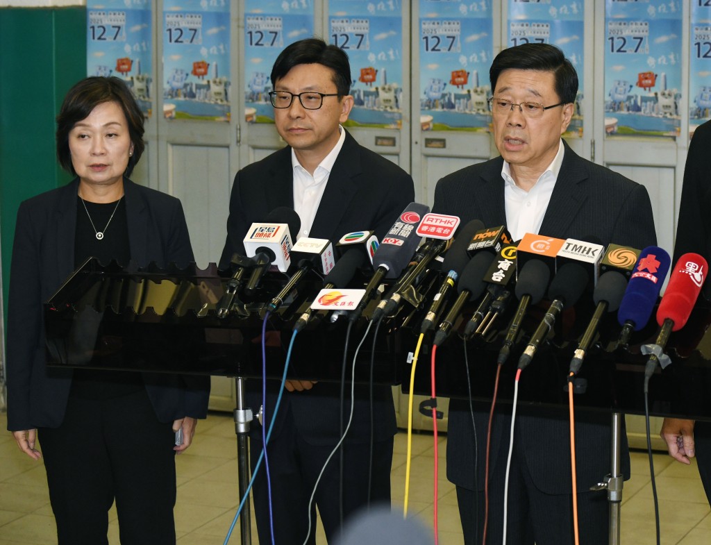 李家超聯同蔡若蓮（左一）及孫玉菡（左二）等人見記者。何君健攝