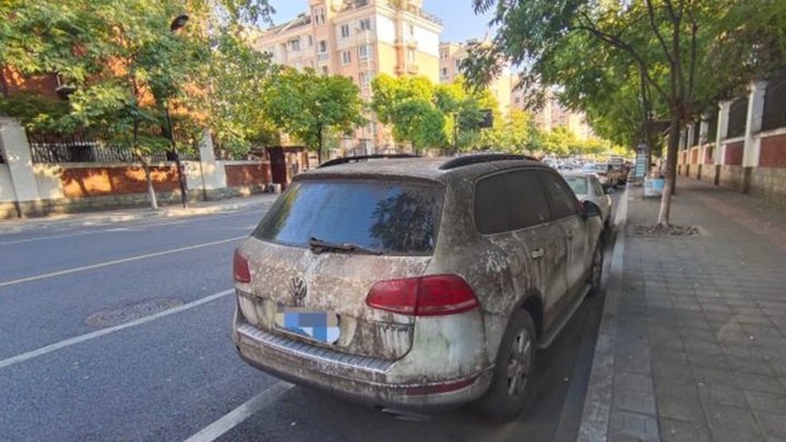 车子已闲置在街头逾两年，显得肮脏残破不堪。网上图片