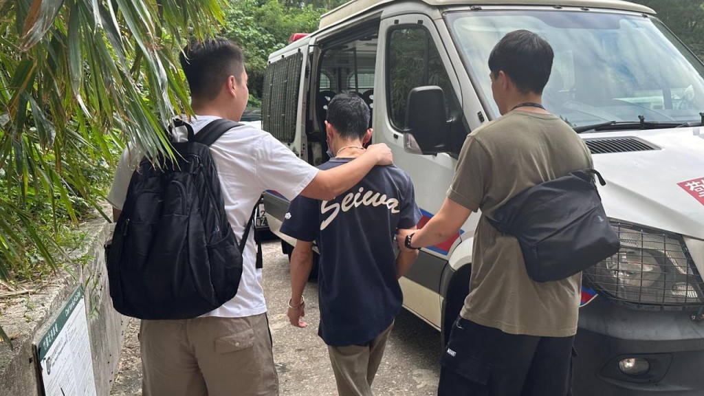 警拘黃大仙55歲男慣賊 8度得手涉偷月餅紅酒滑板車。警方圖片
