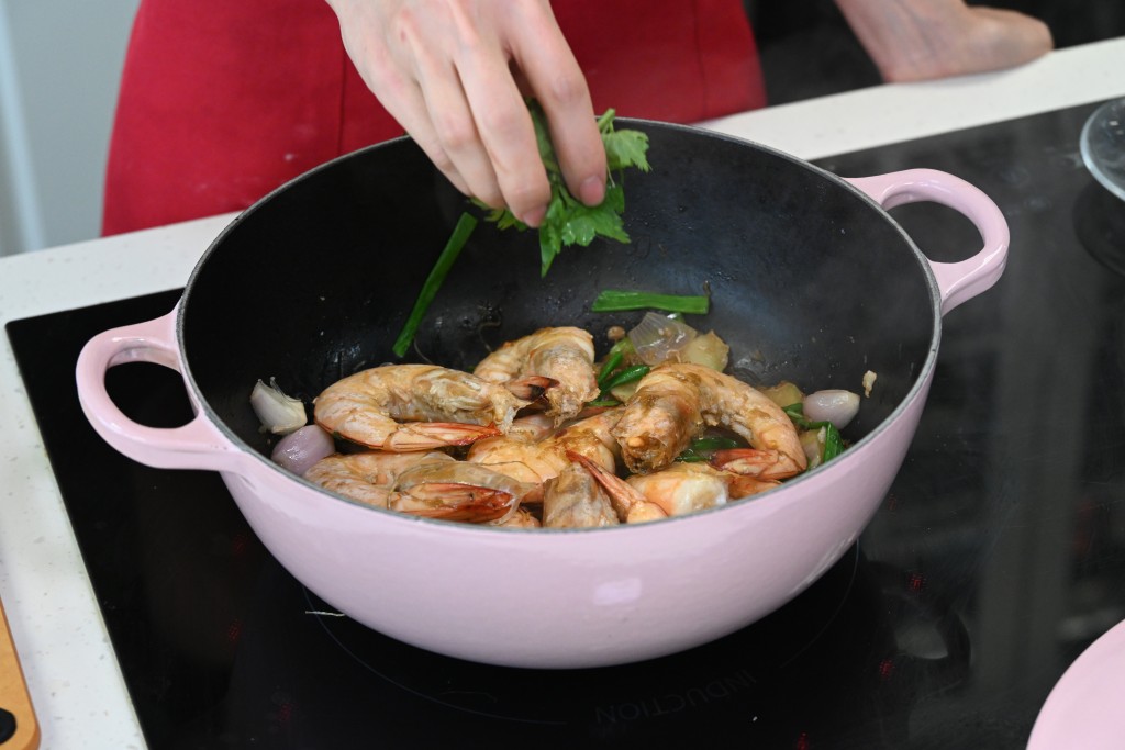 Step 8: 灑上芫荽和葱，即成。 Sprinkle with coriander and spring onion, serve.