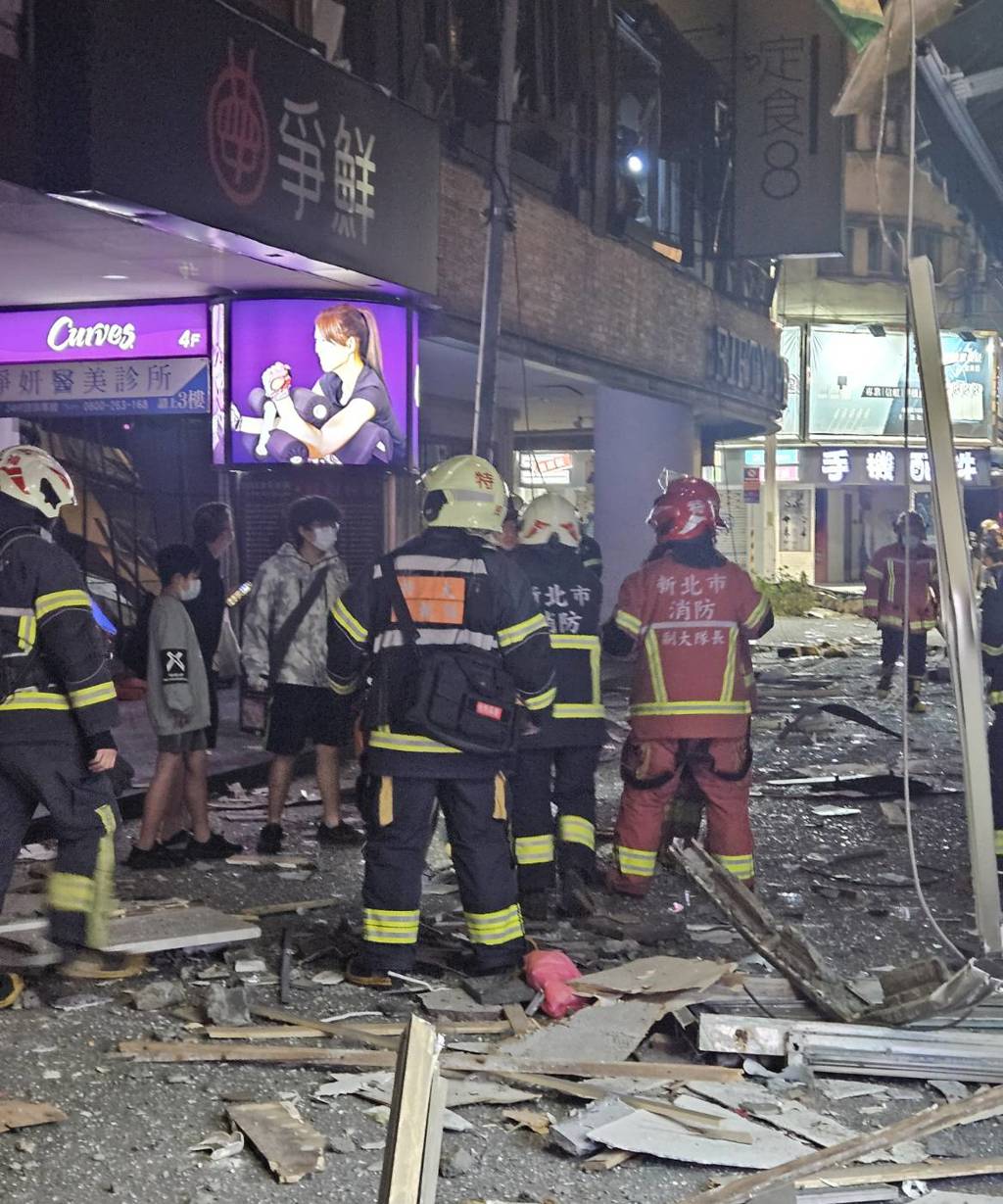 新北市板橋商圈凌晨有2間餐廳發生氣體爆炸造成5人輕傷。中時 新北市板橋商圈凌晨有2間餐廳發生氣體爆炸造成5人輕傷。中時