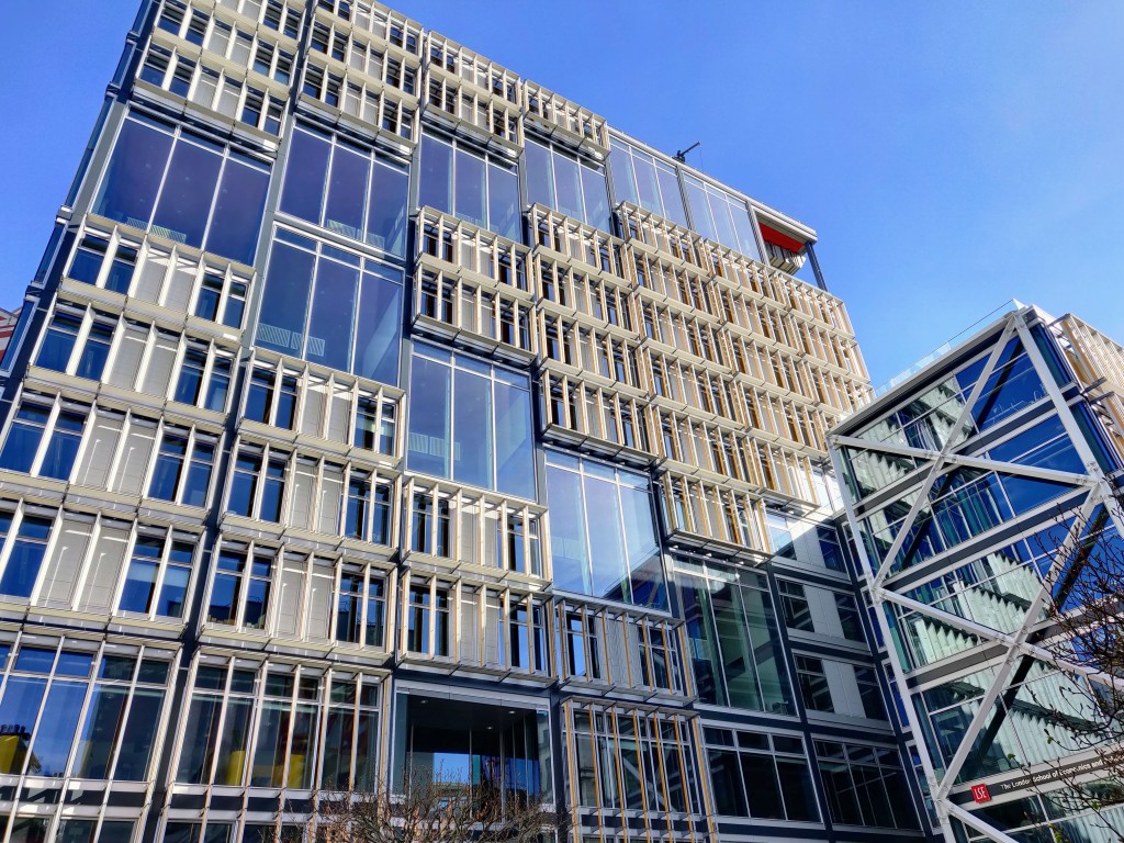 倫敦政經學院（LSE）排在榜首。維基網站