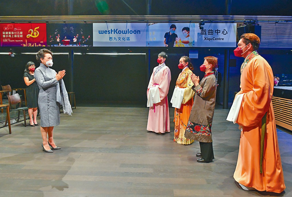 彭丽媛昨午抵戏曲中心，欣赏粤剧彩排，并赞赏演员的表演非常专业。