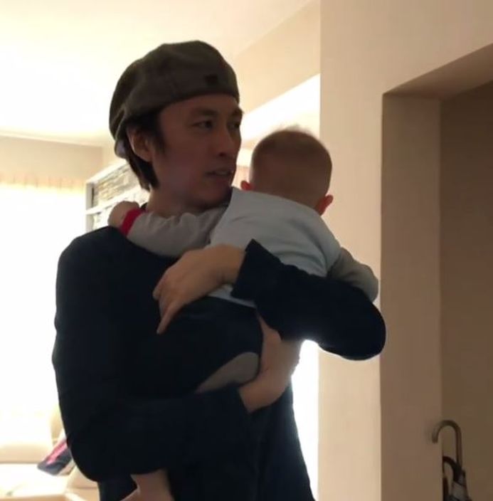 子華就玩得不亦樂乎。