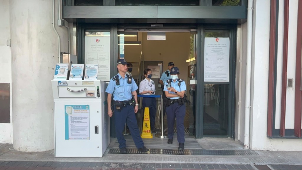 警員到場調查。楊偉亨攝 警員到場調查。楊偉亨攝
