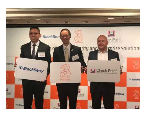 3香港企業市場總經理易頌銘(中)。