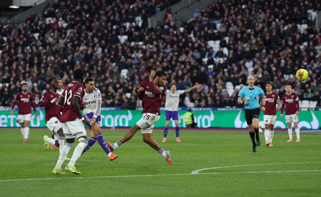 摩根羅渣士下半場梅開二度。路透社