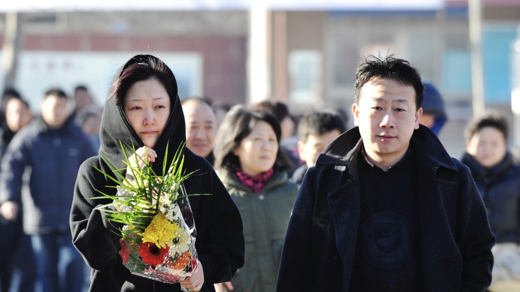 民众带着鲜花前往祭祖扫墓。 新华社