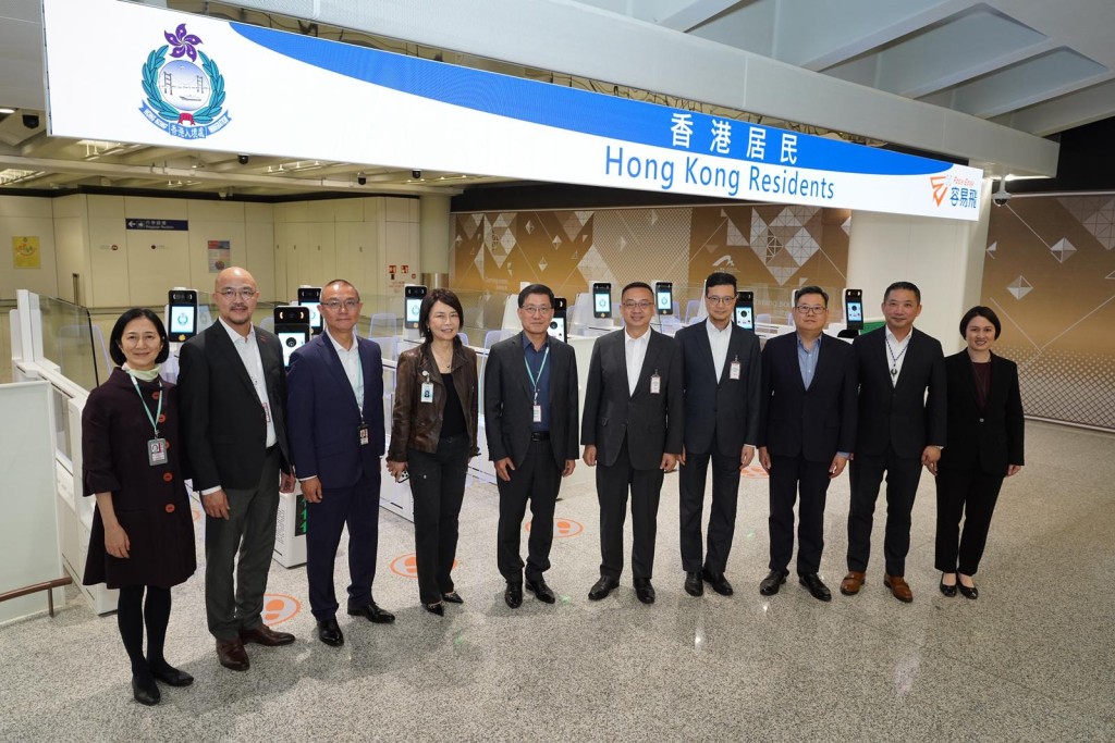 入境處處長郭俊峯與機場管理局主席林天福今日親身到場視察，見證新增設e-道啟用。入境處提供圖片