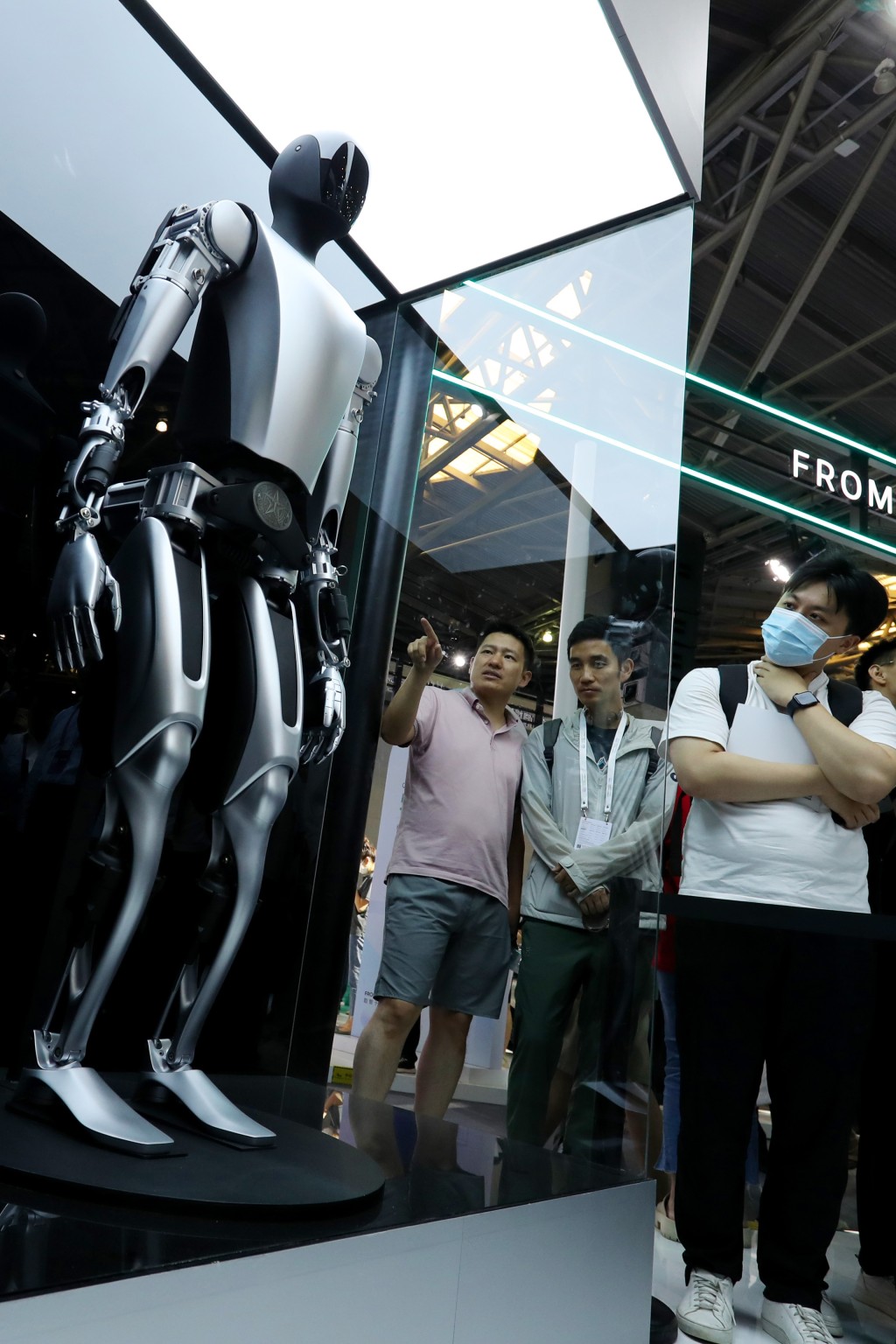 參觀者在2023世界人工智能大會展會現場的Tesla機械人旁駐足觀看。新華社