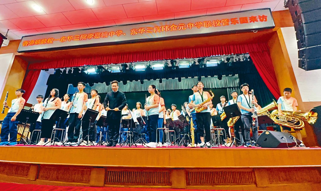 校乐团到访北京学校作音乐交流,两地学生滔滔不绝地分享演奏心得。