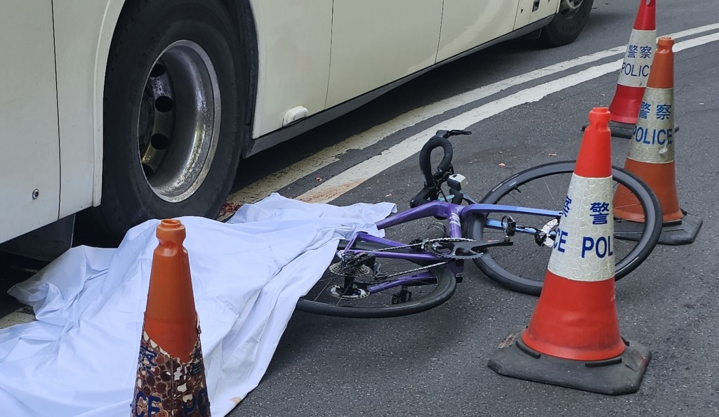 事发于大屿山羗山道近成辉果园巴士站位置。（徐裕民摄）