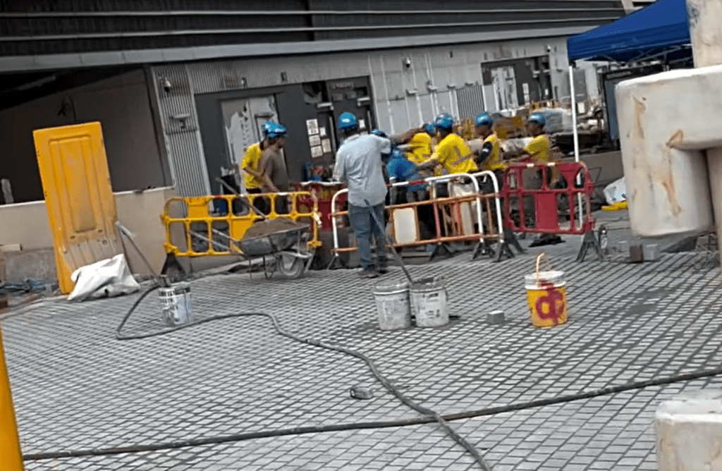 地盤大混戰，兩幫人馬大打出手。fb：香港人