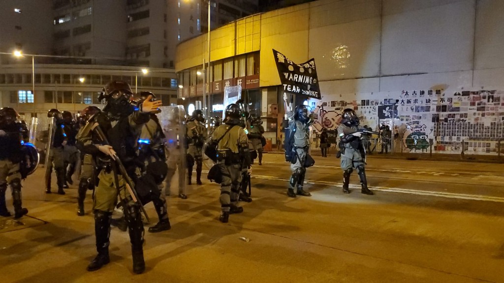 昨晚約11時20分,防暴警再舉黑旗。
