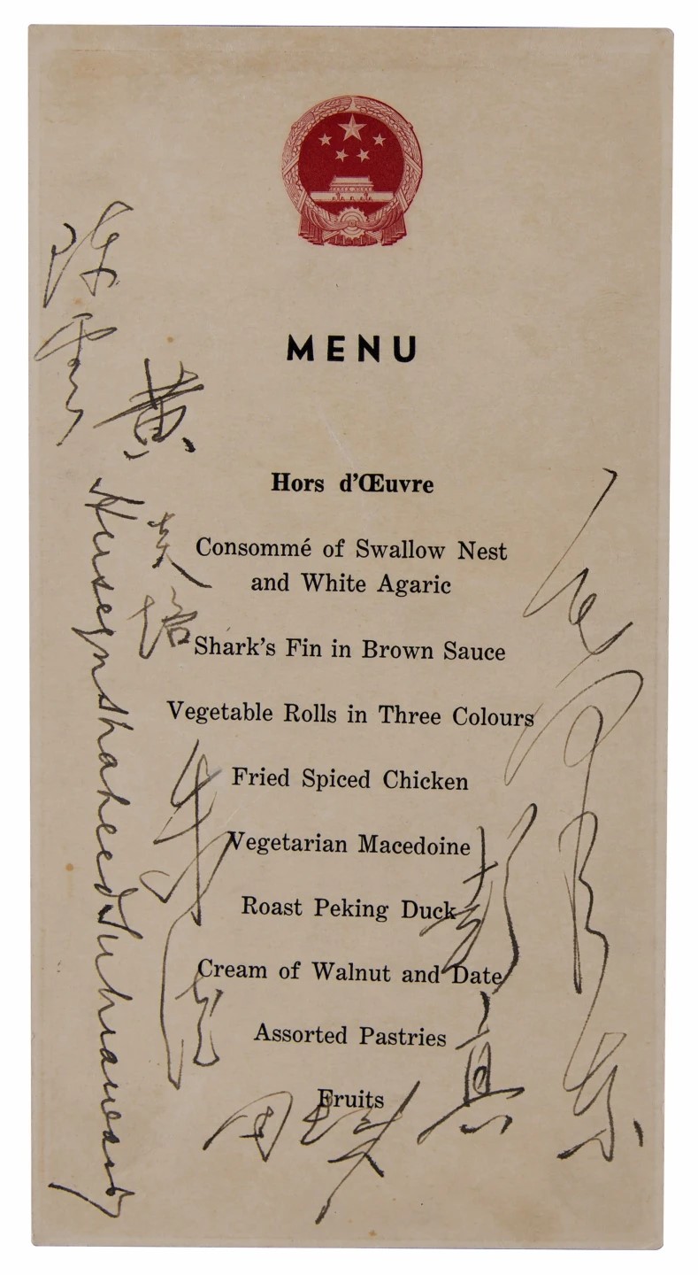 毛澤東簽名的國宴菜單以215萬港元拍賣出。美聯社