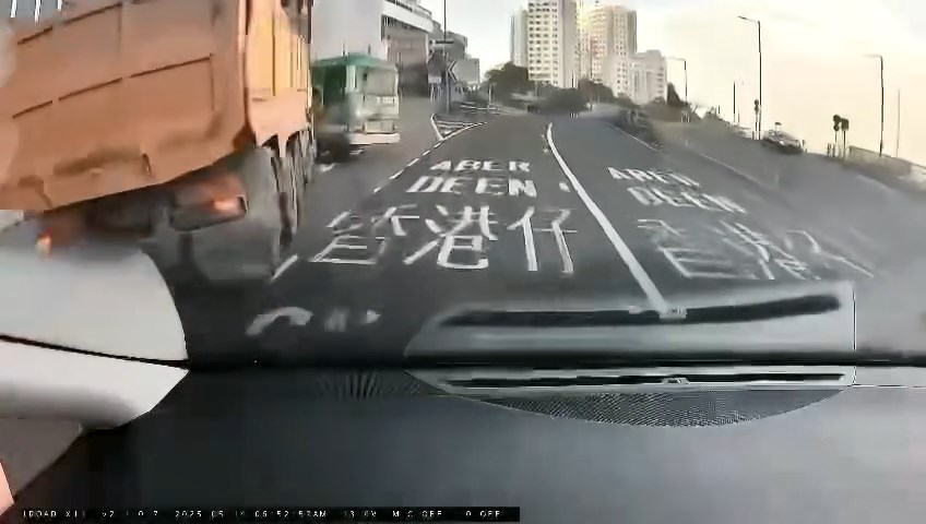 小巴駛至瑪麗醫院對開突然切線,泥頭車直撞小巴車身。 小巴駛至瑪麗醫院對開突然切線,泥頭車直撞小巴車身。
