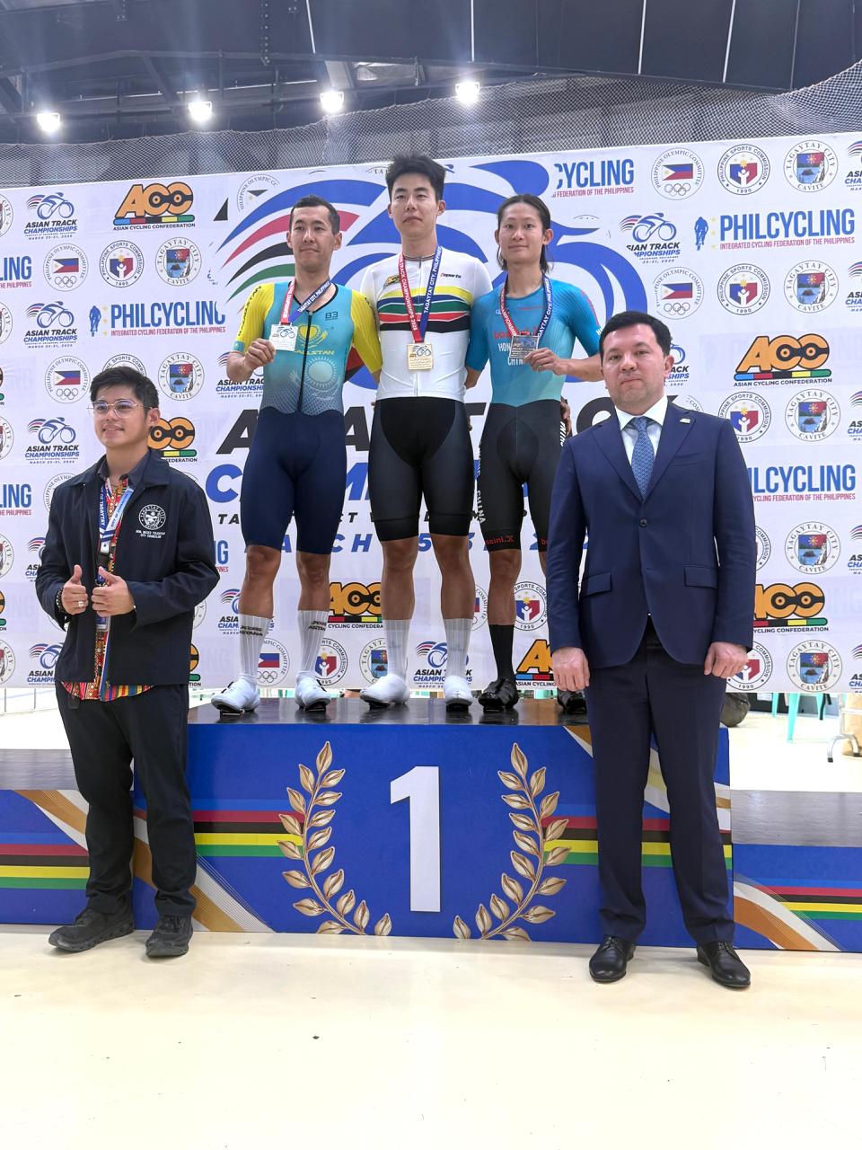 朱浚玮（右）首夺捕捉赛铜牌。香港单车总会图