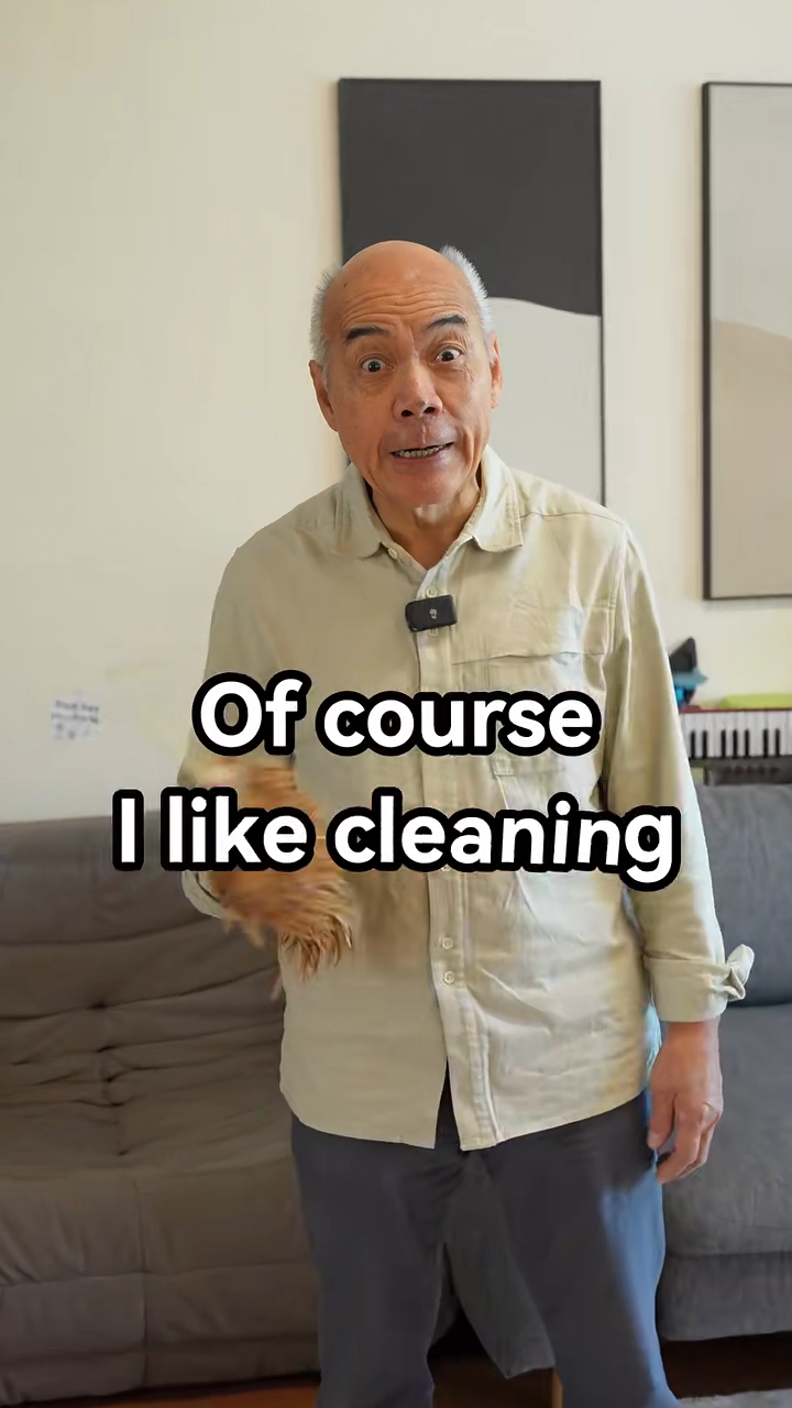 陈智燊拎住鸡毛扫称喜欢打扫。