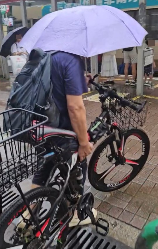 事主：呢，你同我拍Ｘ返去，我警告你呀 真係，呢啲嘢呢，真係掂都咪Ｘ掂呀大佬。fb「粉嶺上水街坊交流區」截圖