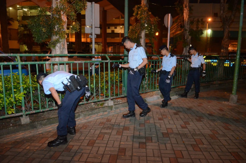 大批警員在場作地毯式搜索。