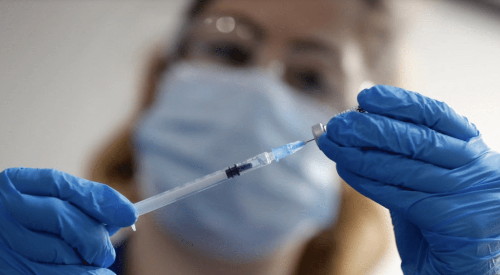 报告批评时任首相约翰逊领导的政府决策长期处于混乱状态，影响全国抗疫部署。美联社