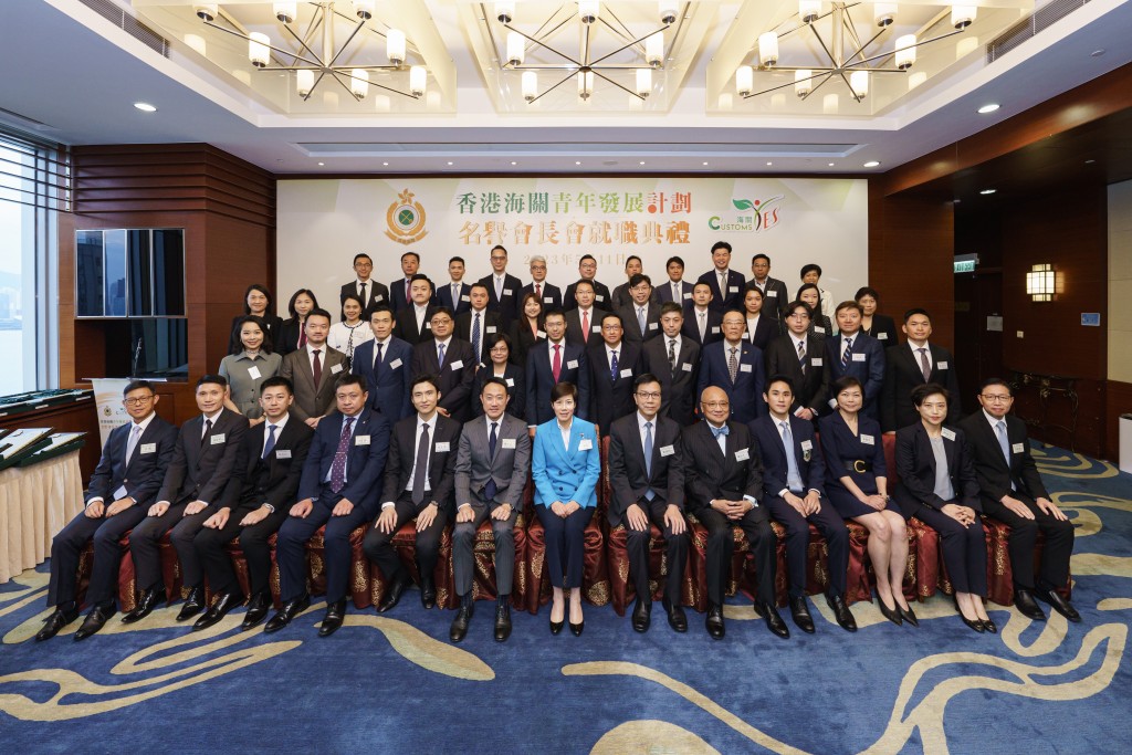 海關首長級人員與「CYHPA」成員及香港海關青年發展計劃管理委員會成員合照。政府新聞網