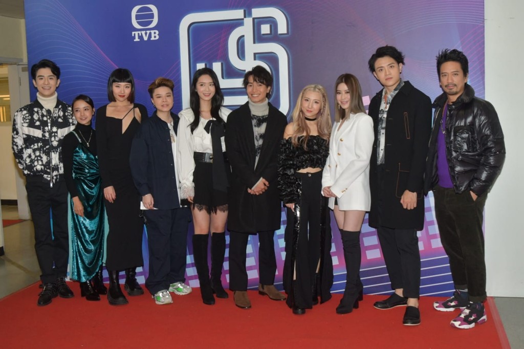 一班歌手录影《劲歌金曲》。