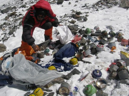 登山人潮带来日趋严重的环境污染问题。网上图片