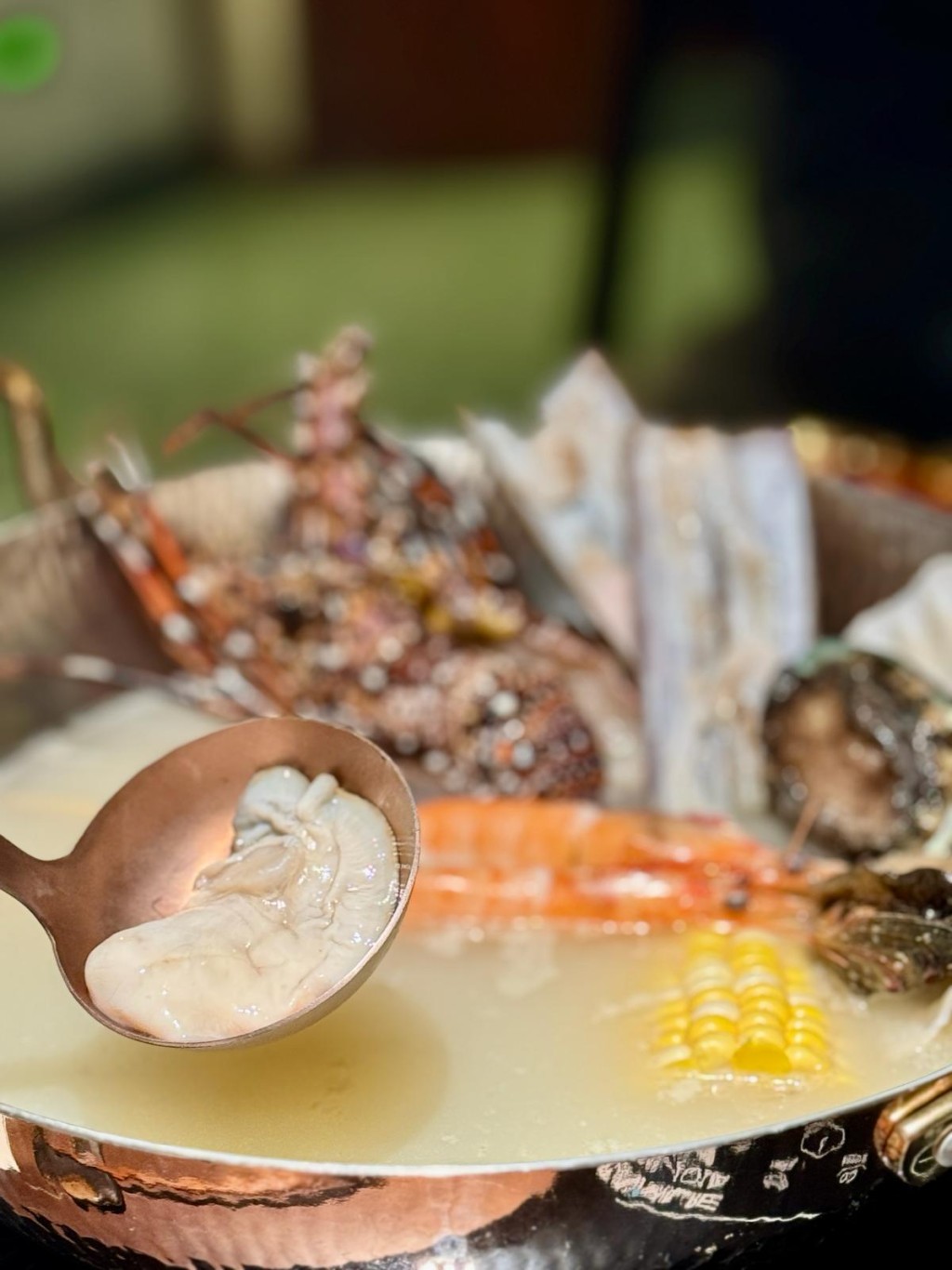 記者建議揀選由日本及本地鯛魚熬製成的極上鯛魚湯底，味道較淡、清甜，更能品嘗到海鮮的鮮味。