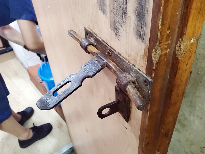 餐廳後門鎖頭被撬毀。