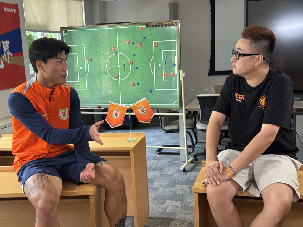 國腳謝文能（左）是李小恆在山東泰山隊的隊友。節目組圖片