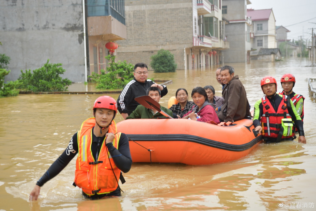 江西水災，救援人員疏散被困人員。