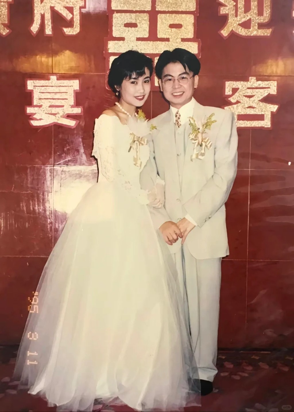黃一山今日（20日）在社交網分享29年前的結婚照，太太杜婷婷具氣質。