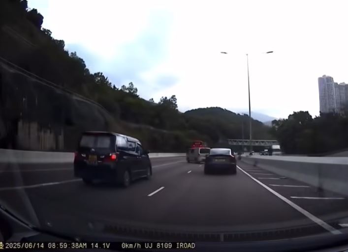 客貨車繼而跣向左線。fb馬路的事 (即時交通資訊台)影片截圖