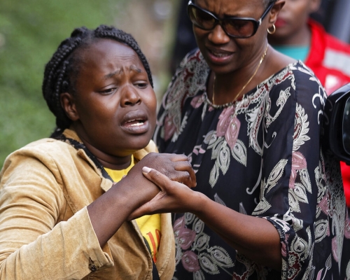 死者家属神情哀伤。AP