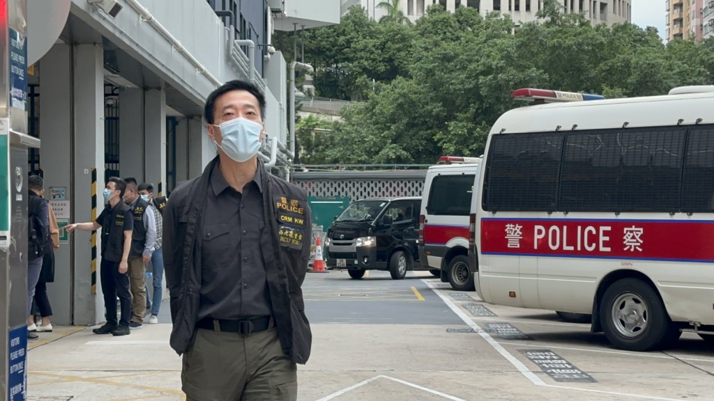 由西九龙总区（刑事）警司锺雅伦率领西九龙重案组探员，今早兵分路采取拘捕行动。(刘汉权摄)
