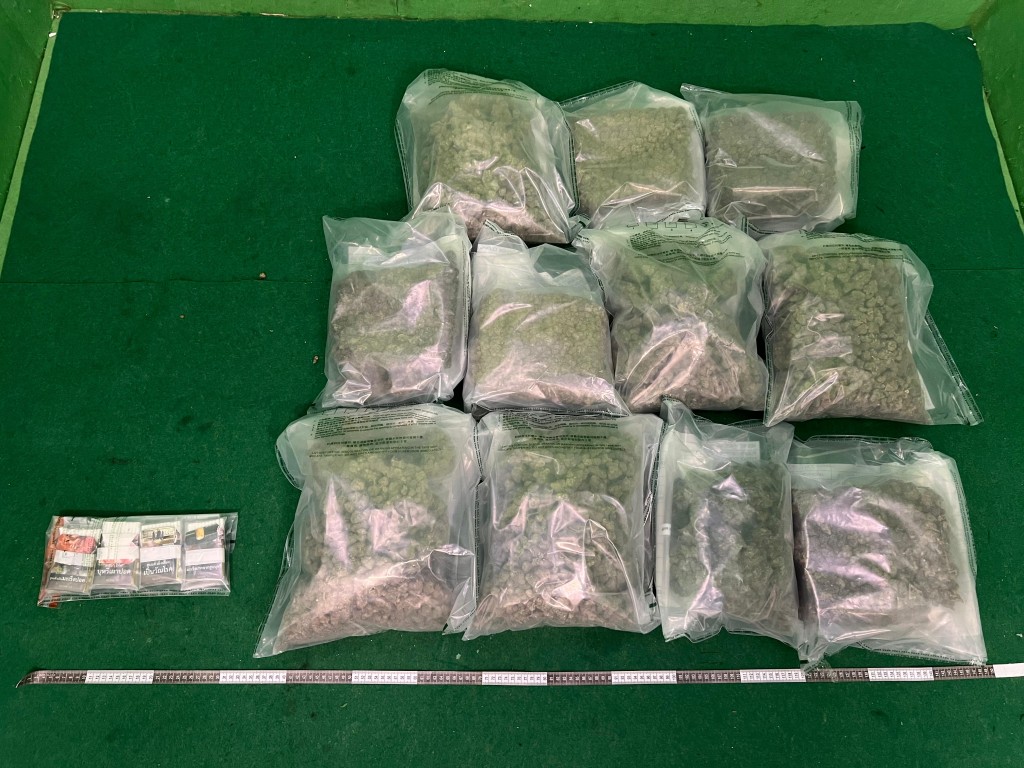 第二宗案件中檢獲的懷疑大麻花及未完稅香煙。政府新聞處圖片 第二宗案件中檢獲的懷疑大麻花及未完稅香煙。政府新聞處圖片