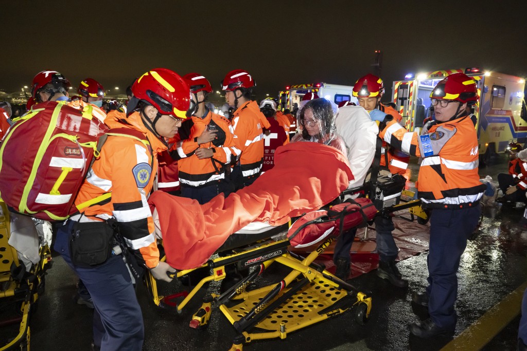 消防處及香港警務處等緊急應變部門迅即派員抵達事故現場滅火及救援、提供醫療援助、運送傷者及進行其他支援。