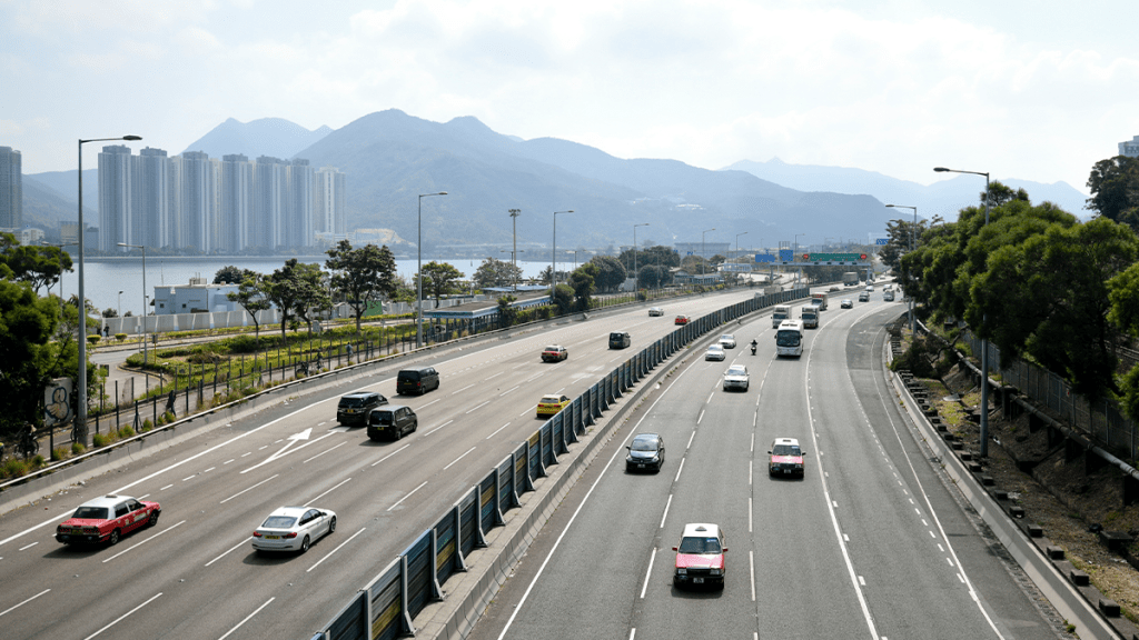 警方指一輛私家車今年7月在沙田吐露港公路被交通違例攝影機偵測到以時速高於200公里行駛。資料圖片